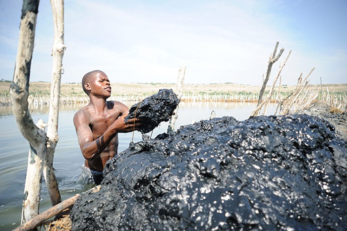 The Salt Miners of Lake Katwe in Uganda | Amusing Planet